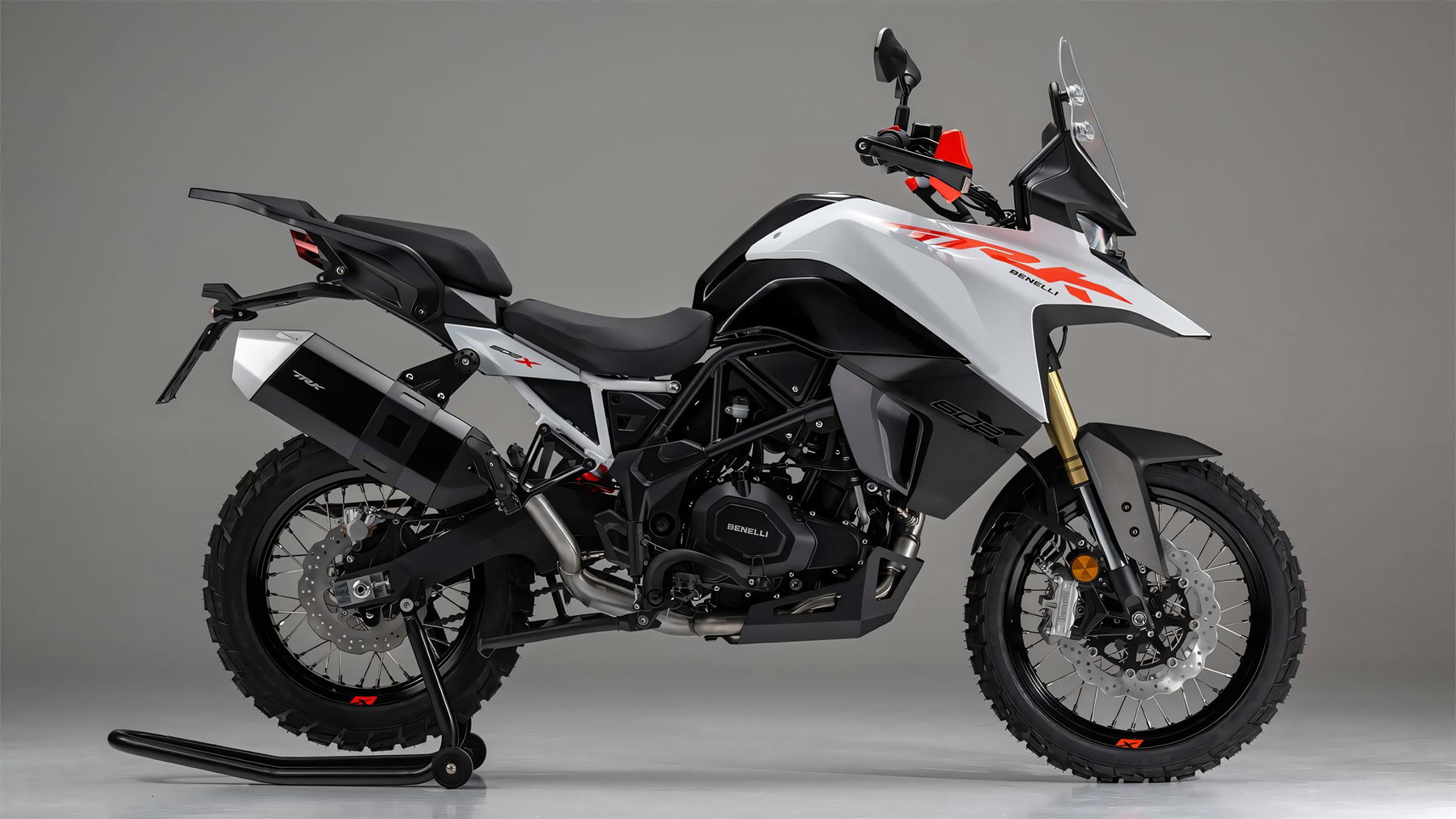 Benelli TRK 552X launches in India: Europe gets the TRK 602 X 2 Benelli TRK 602 X 2026 – Seitenansicht links mit Zweizylinder-Reihenmotor und Speichenrädern im Studio