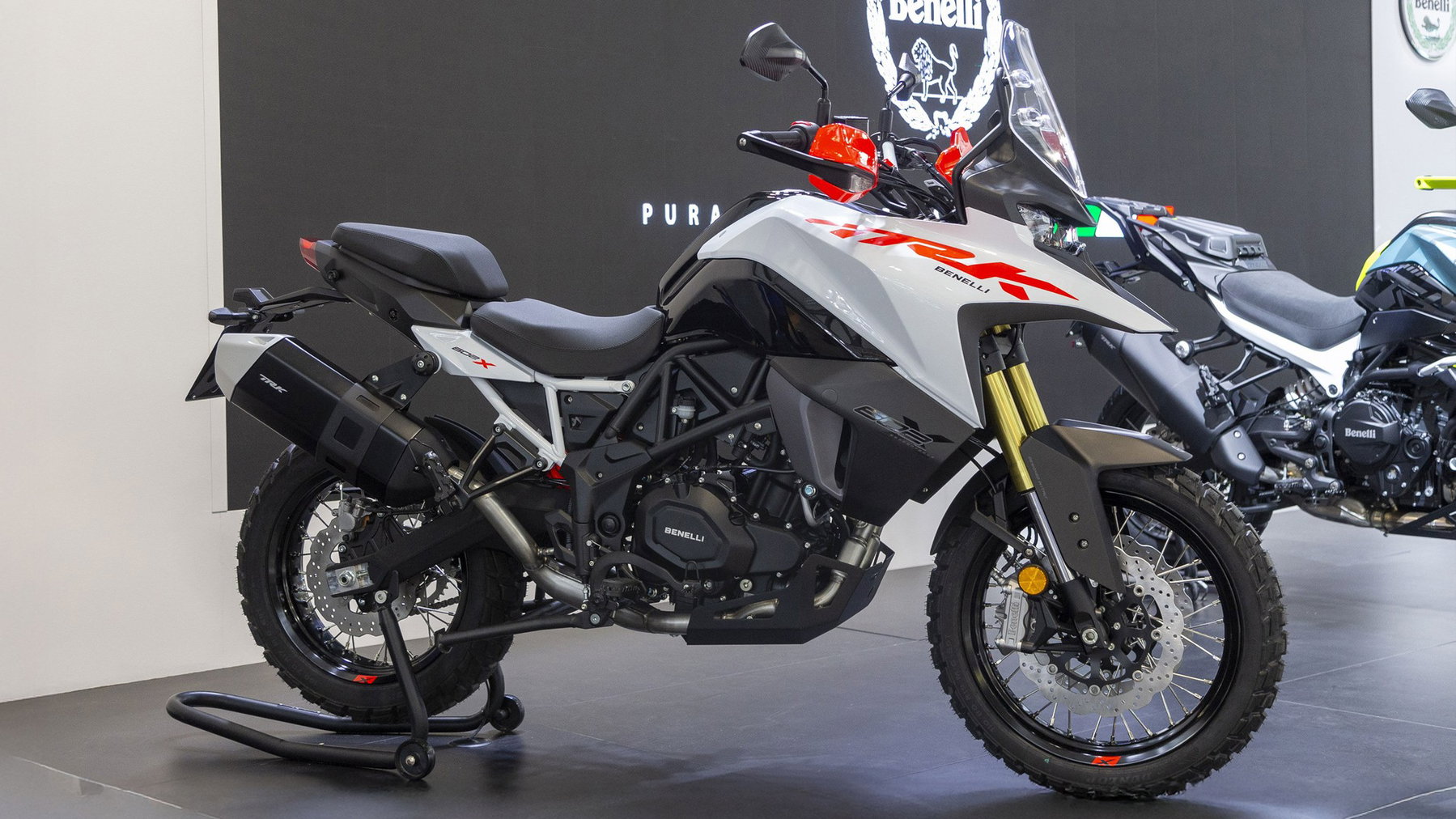 Benelli TRK 552X launches in India: Europe gets the TRK 602 X 4 Benelli TRK 602 2026 – Messe-Exponat in Weiß-Schwarz mit roten Dekoren auf Benelli-Stand