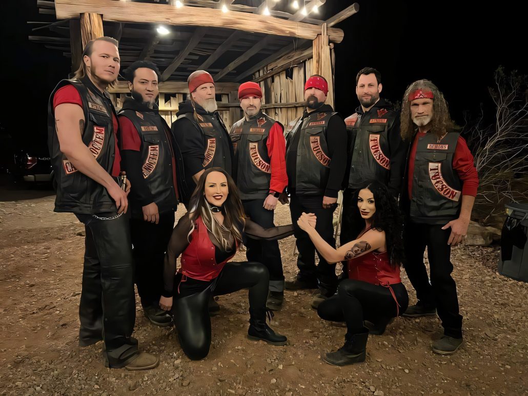 Bikers Vs. Werewolves (2026) – Behind the Scenes: Gruppenfoto der Biker-Darsteller in Kutten vor einer Scheune