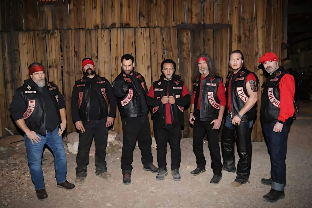 Bikers Vs. Werewolves (2026) – Gruppenfoto der Biker-Gang in Kutten bei Nachtdreh