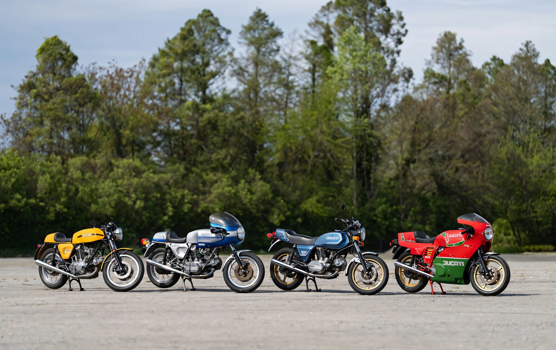 Billy Joels Motorradsammlung kommt ohne Mindestpreis unter den Hammer 5 Vier Ducati-Klassiker aus der Billy Joel Motorradsammlung nebeneinander, darunter 750 Sport und 900 Mike Hailwood Replica