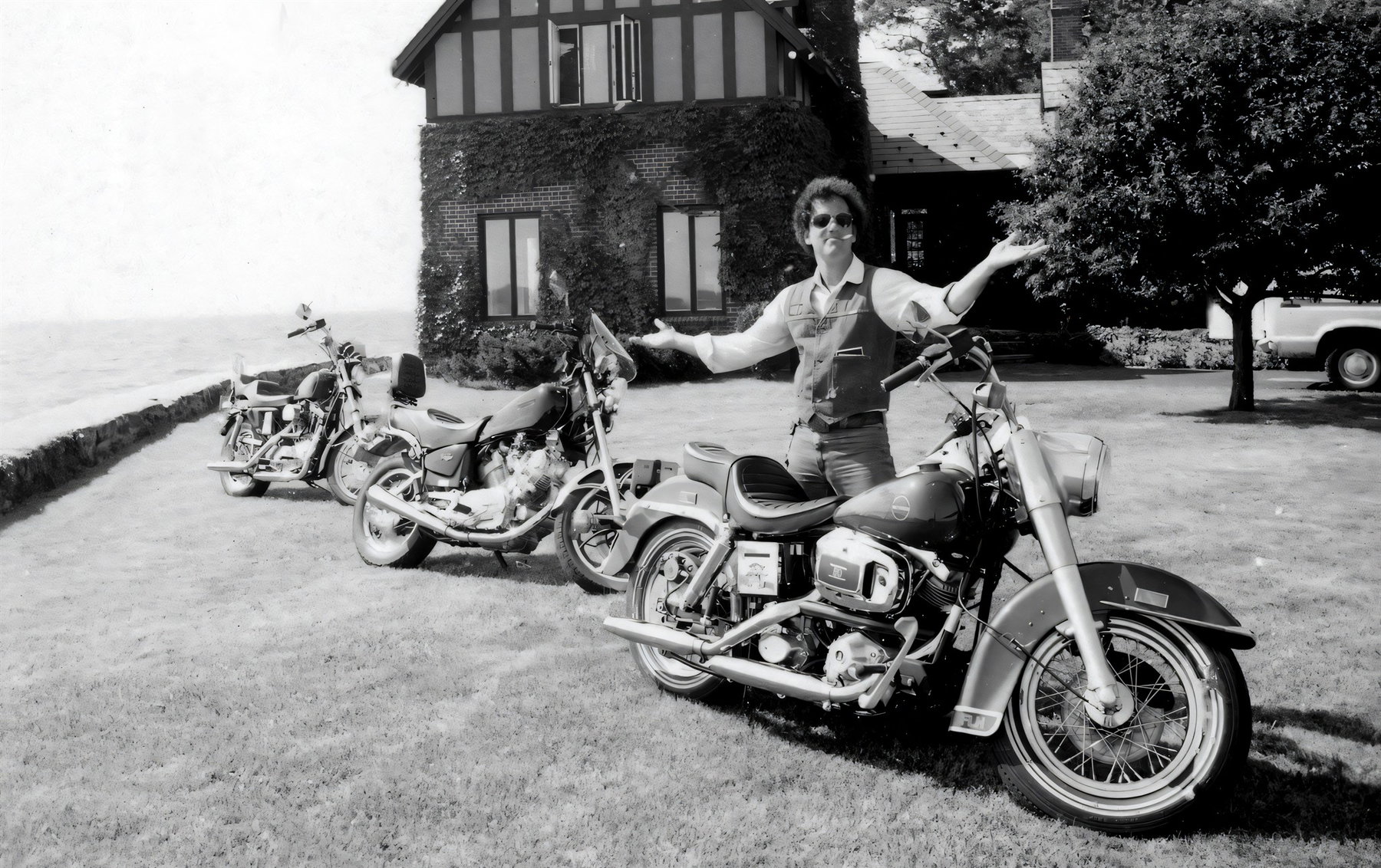 Billy Joels Motorradsammlung kommt ohne Mindestpreis unter den Hammer 4 Billy Joel 1981 auf dem Rasen vor seinem Haus mit mehreren Motorrädern – Schwarz-Weiß-Archivfoto