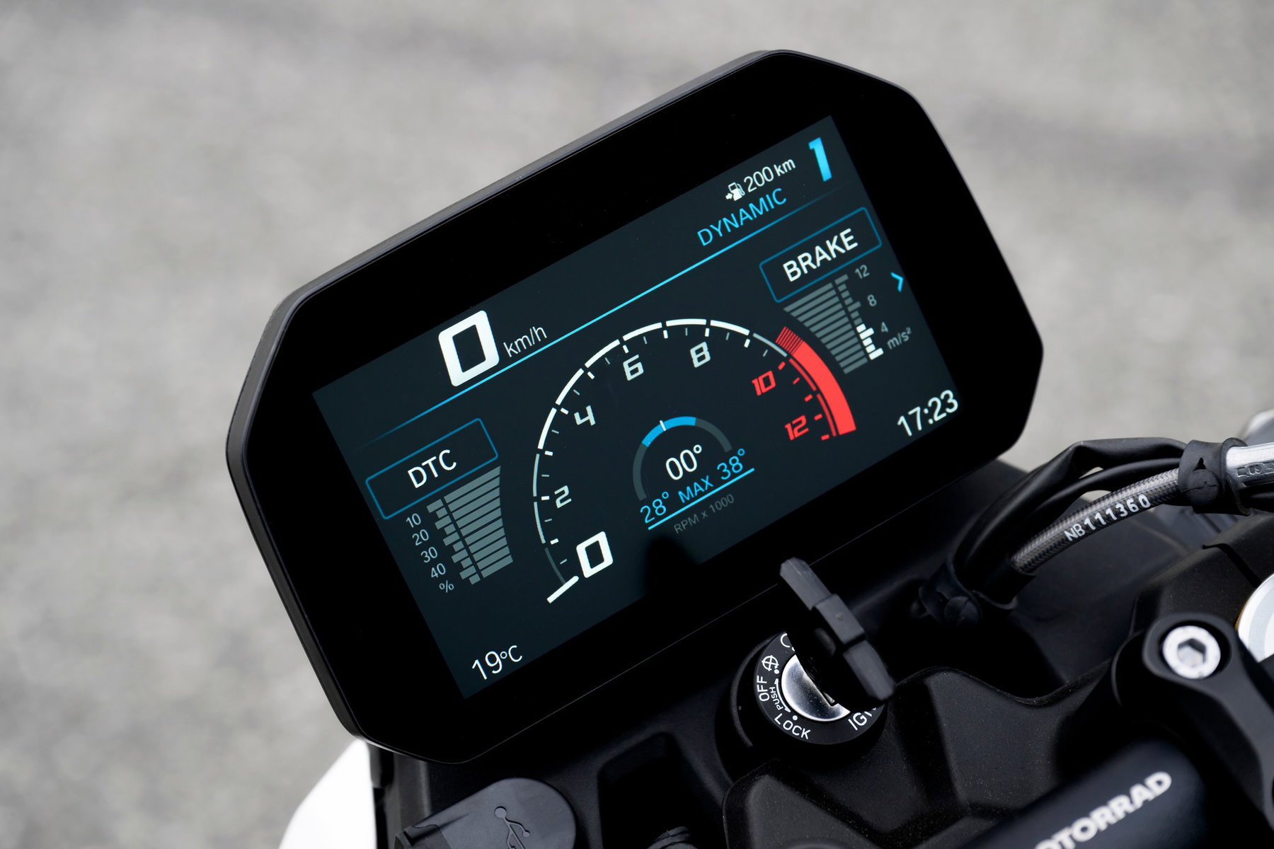 BMW F 450 R ab 6.490 Euro: Die A2-BMW unterbietet Aprilias Tuono 457 5 BMW F 450 R 2027 – 6,5-Zoll-TFT-Display mit Sport Screen, Schräglagen- und Bremsanzeige im Fahrmodus Dynamic