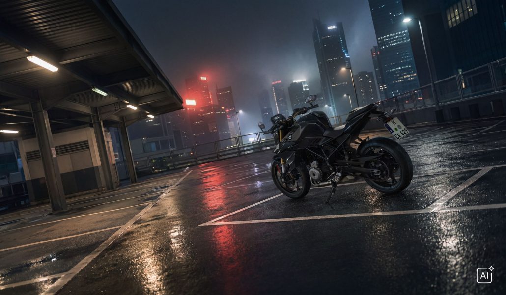 BMW F 450 R 2027 – in Cosmic Black, Heckansicht schräg von hinten auf einem nassen Parkdeck vor nebliger Skyline (KI-generiertes BMW-Pressebild)