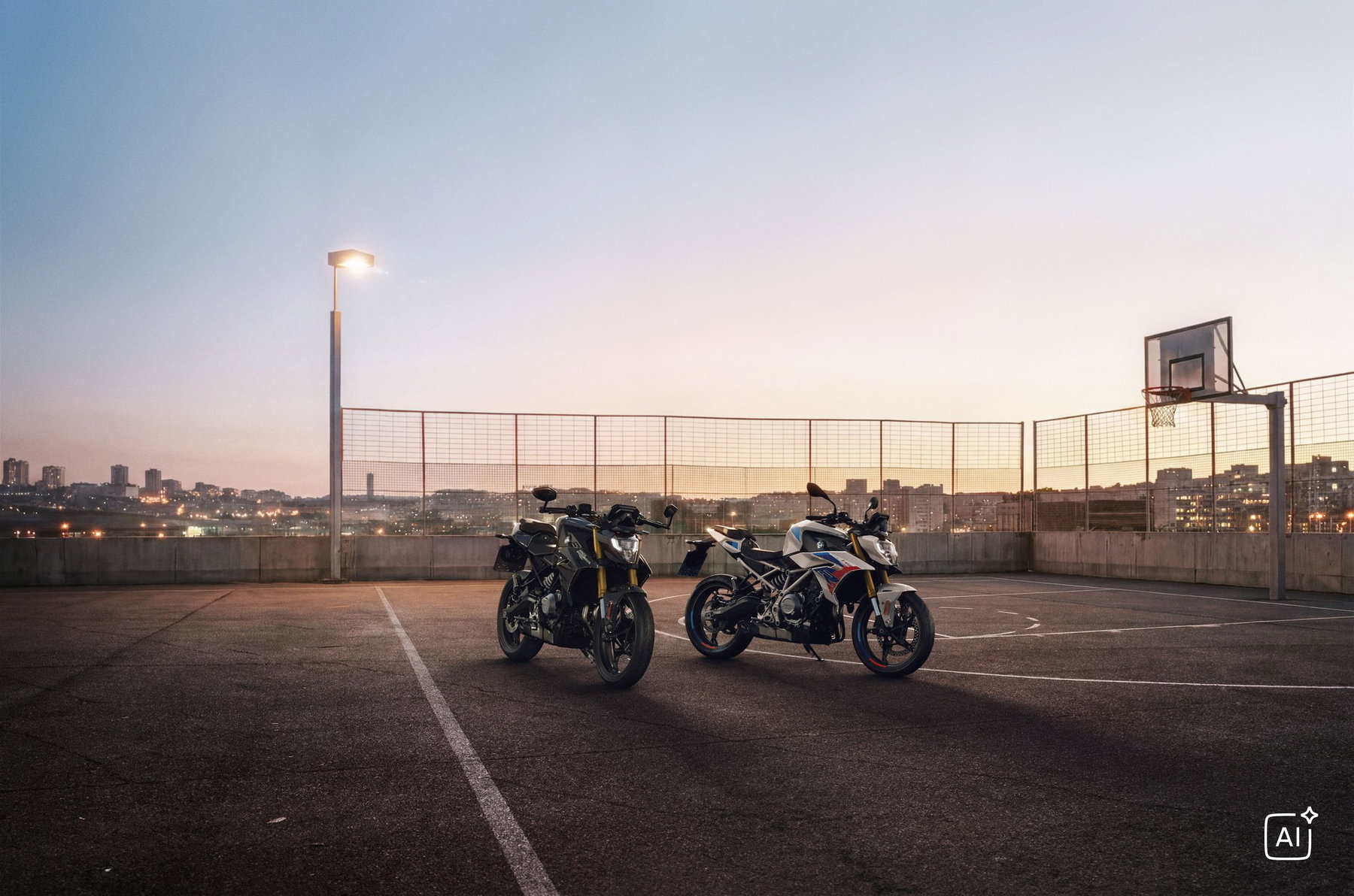 BMW F 450 R ab 6.490 Euro: Die A2-BMW unterbietet Aprilias Tuono 457 1 BMW F 450 R 2027 – in Cosmic Black und Snaefell Weiß / M Motorsport nebeneinander auf einem Parkdeck mit Basketballkorb in der Dämmerung (KI-generiertes BMW-Pressebild)