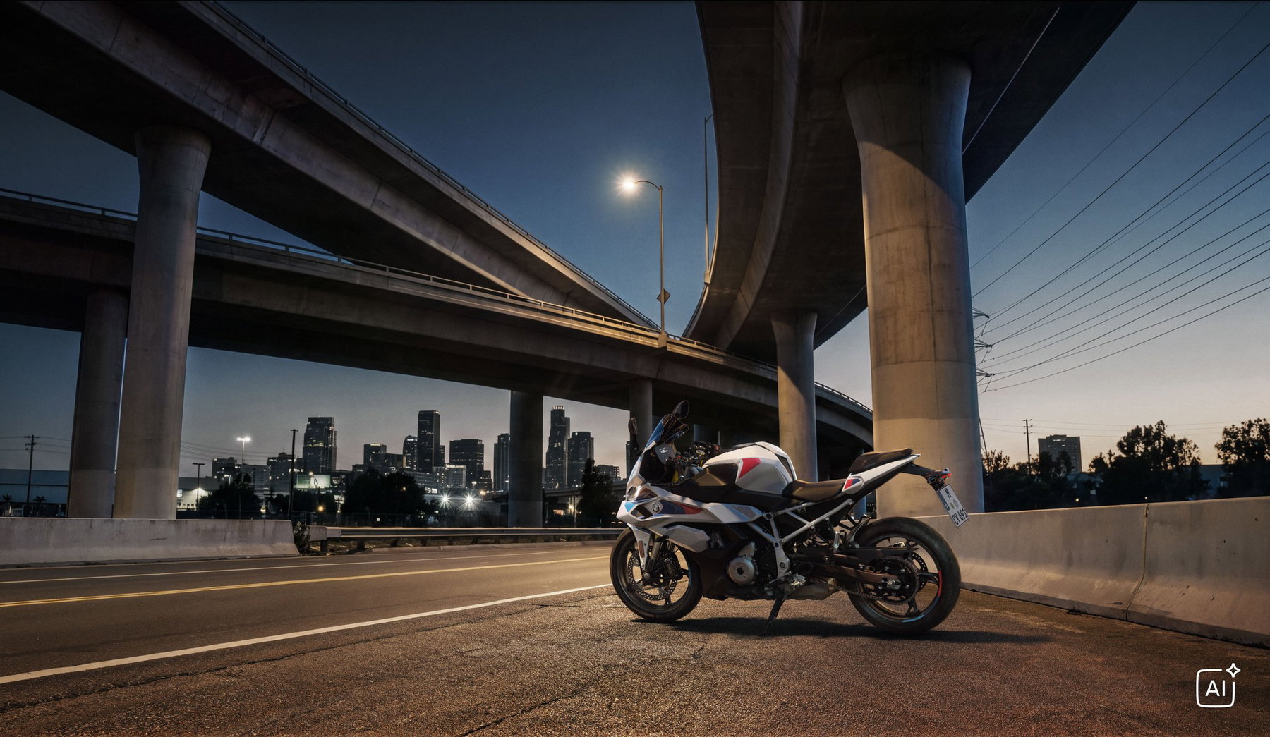 BMW F 450 RR 2027 – M Sport in Snaefell Weiß / M Motorsport, Seitenansicht unter einer geschwungenen Hochstraße in der Dämmerung (KI-generiertes BMW-Pressebild)