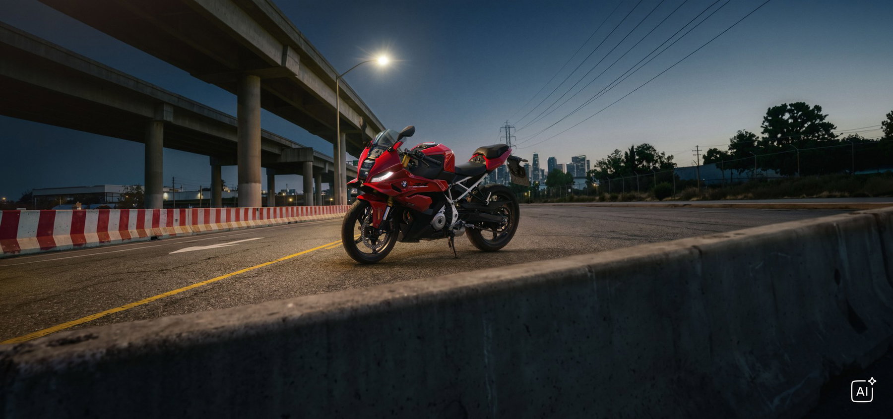 BMW F 450 RR 2027 – Sport in Racing Red auf einer Straße an rot-weißen Absperrungen in der Abenddämmerung (KI-generiertes BMW-Pressebild)