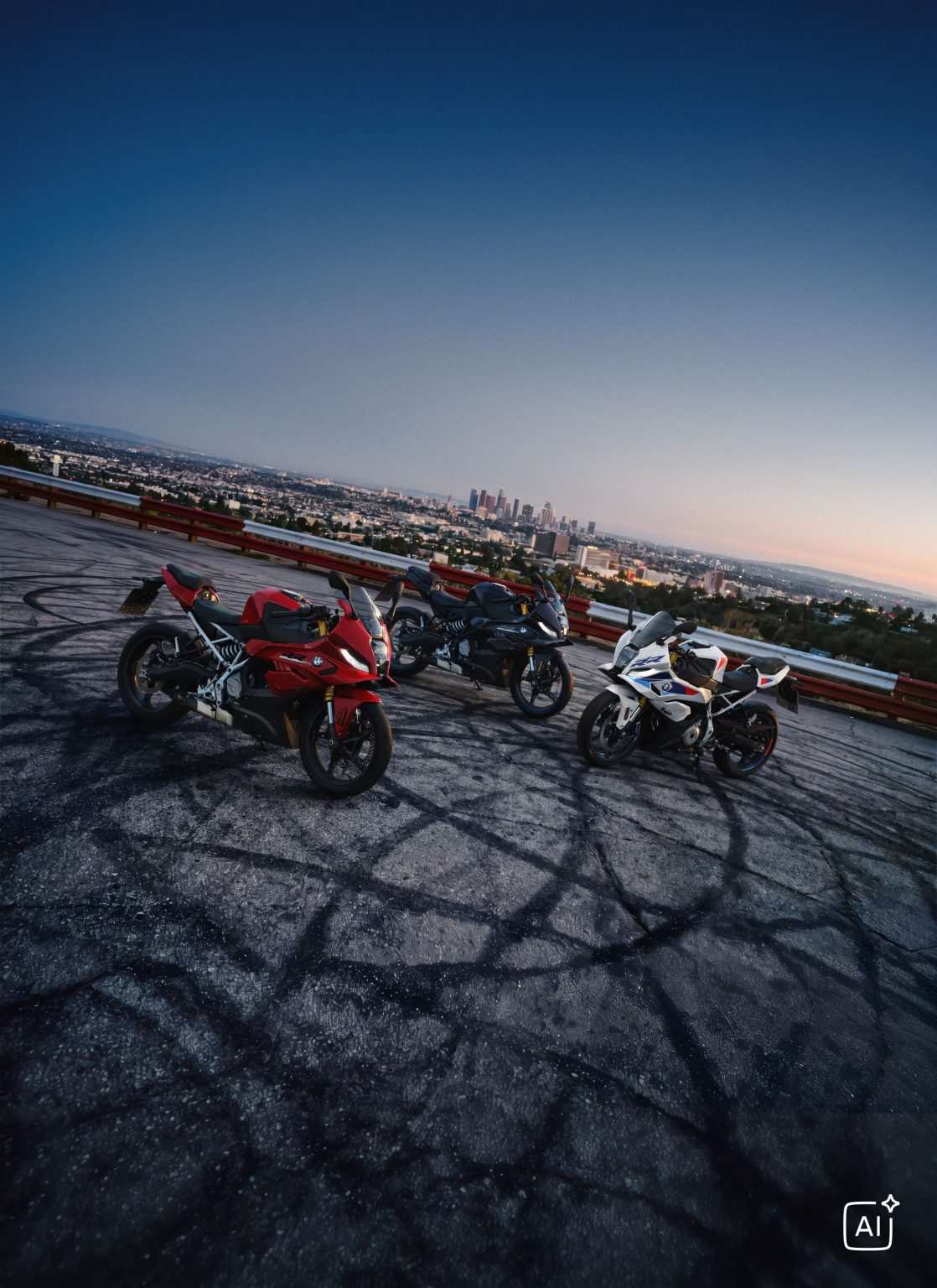 BMW F 450 RR 2027 – alle drei Farbvarianten auf einem Aussichtsplatz mit Reifenspuren über der Stadt (KI-generiertes BMW-Pressebild)