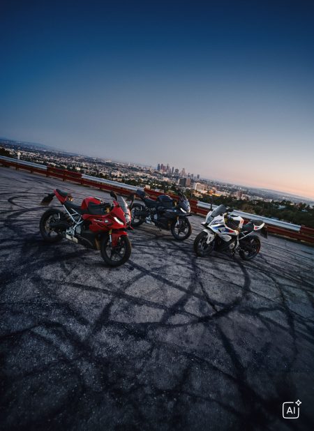 BMW F 450 RR 2027 – alle drei Farbvarianten auf einem Aussichtsplatz mit Reifenspuren über der Stadt (KI-generiertes BMW-Pressebild)