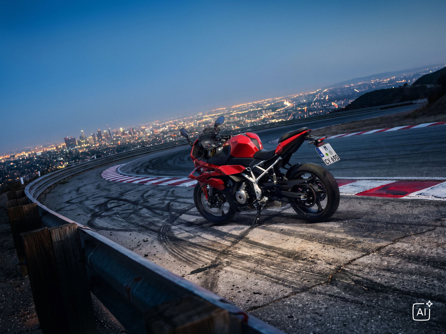 BMW F 450 RR 2027 – Sport in Racing Red an einer Kurve mit Curbs über der Stadt in der Abenddämmerung (KI-generiertes BMW-Pressebild)