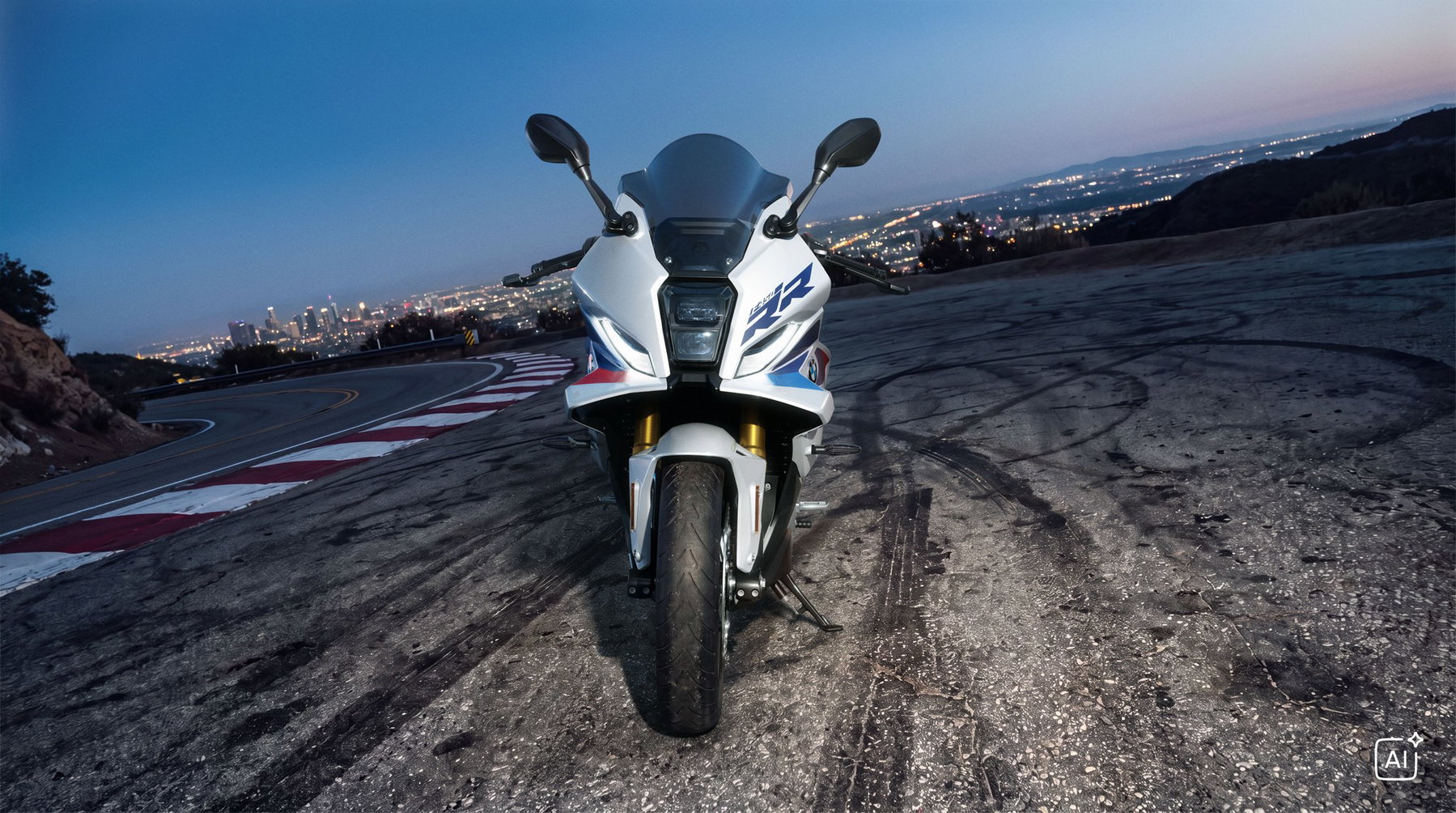 BMW F 450 RR 2027 – M Sport in Snaefell Weiß / M Motorsport, Frontansicht auf Asphalt mit Reifenspuren an einer Bergstraße (KI-generiertes BMW-Pressebild)