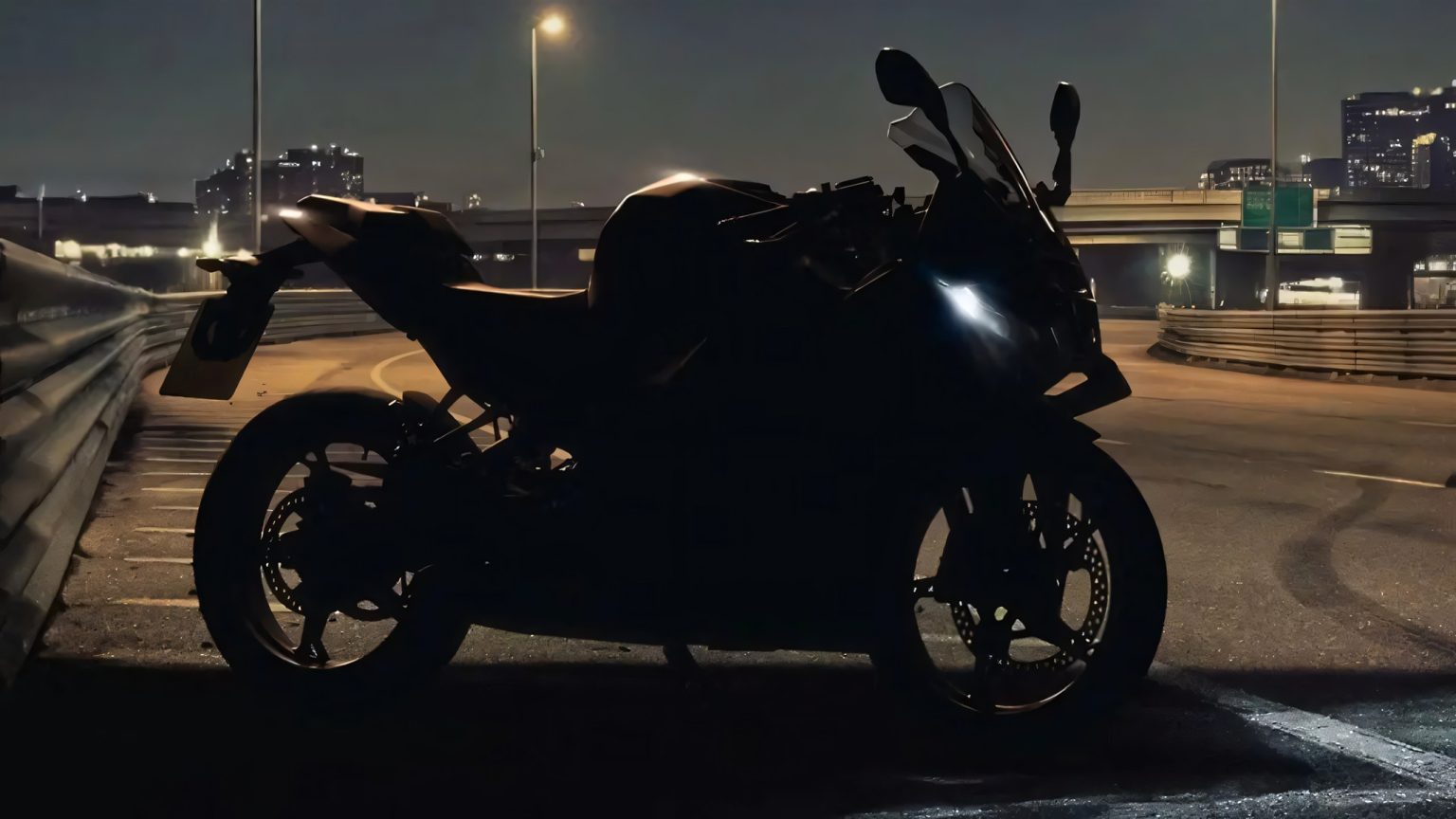 BMW F 450 RR – Silhouette des vollverkleideten A2-Sportbikes in Seitenansicht bei Nacht vor beleuchteter Stadtkulisse, mit Scheinwerfer und Windschild