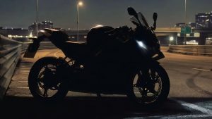 BMW F 450 RR – Silhouette des vollverkleideten A2-Sportbikes in Seitenansicht bei Nacht vor beleuchteter Stadtkulisse, mit Scheinwerfer und Windschild