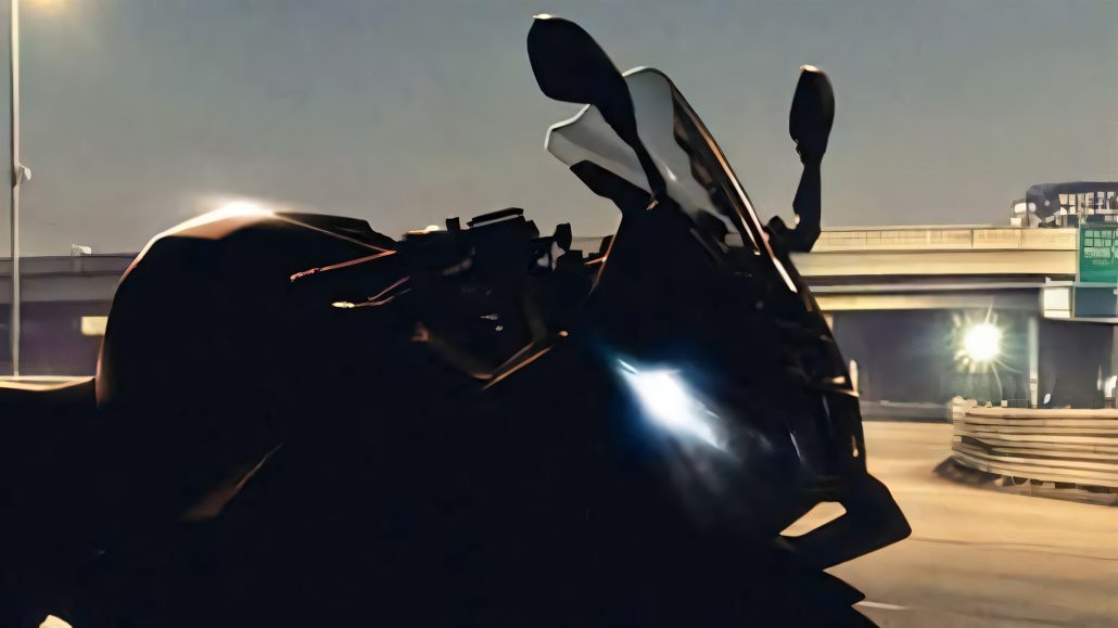 BMW F 450 RR – Teaserbild der Front mit Vollverkleidung, Winglets und Windschild bei Nacht