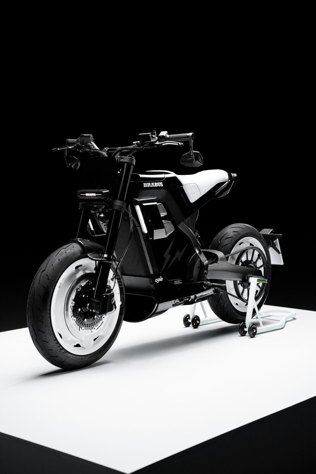BRABUS URBAN E FRAGMENT EDITION: Almost 15,000 Euros More for Fujiwara’s Design BRABUS Urban-E Fragment Edition 2026 – Dreiviertelansicht von vorn links auf weißem Podest im dunklen Studio