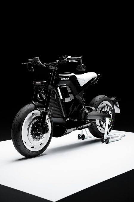 BRABUS Urban-E Fragment Edition 2026 – Dreiviertelansicht von vorn links auf weißem Podest im dunklen Studio