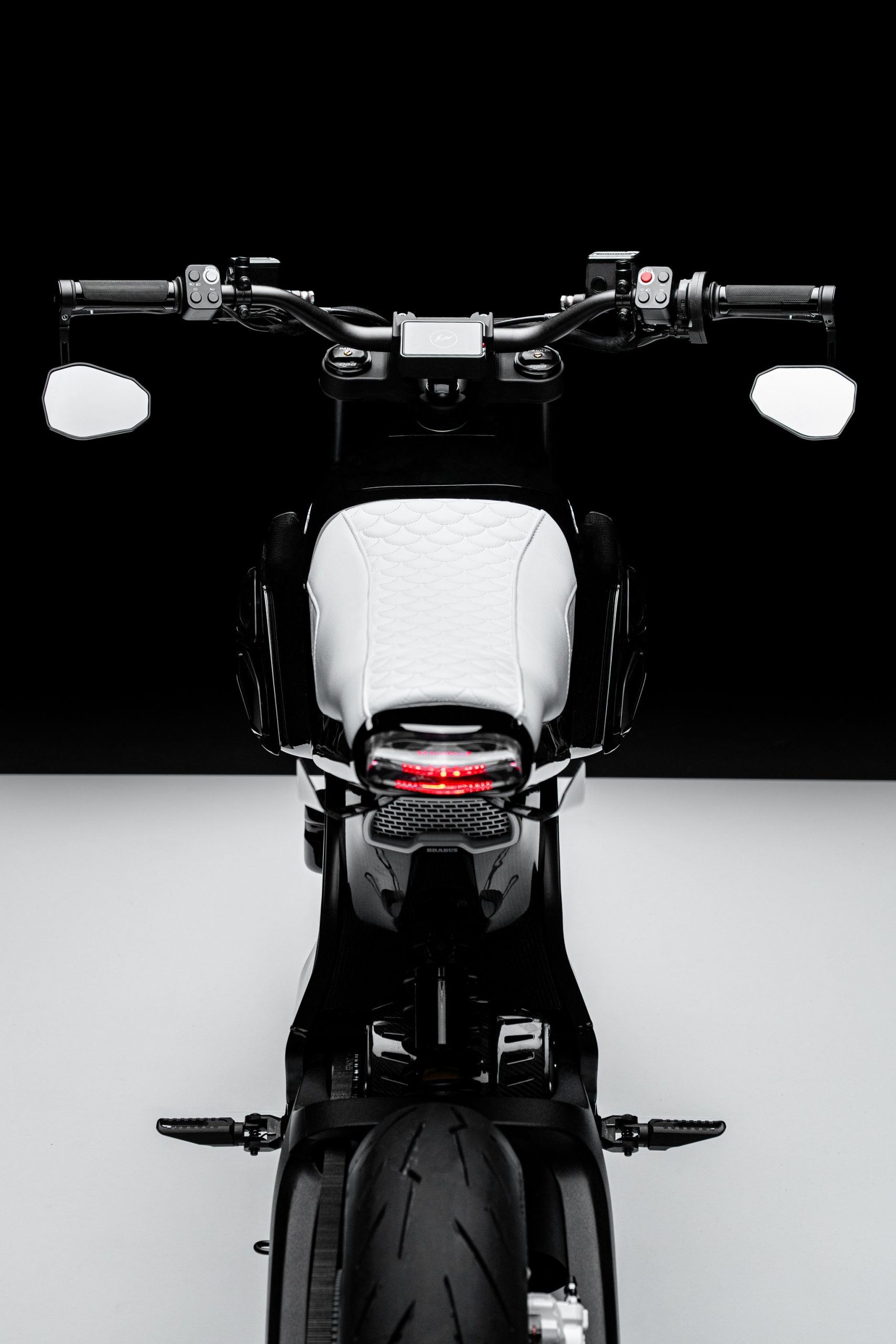 BRABUS URBAN E FRAGMENT EDITION: Almost 15,000 Euros More for Fujiwara's Design 5 BRABUS Urban-E Fragment Edition 2026 – Heckansicht mit weißem BRABUS Masterpiece Ledersitz und leuchtendem Monoblock-LED-Rücklicht