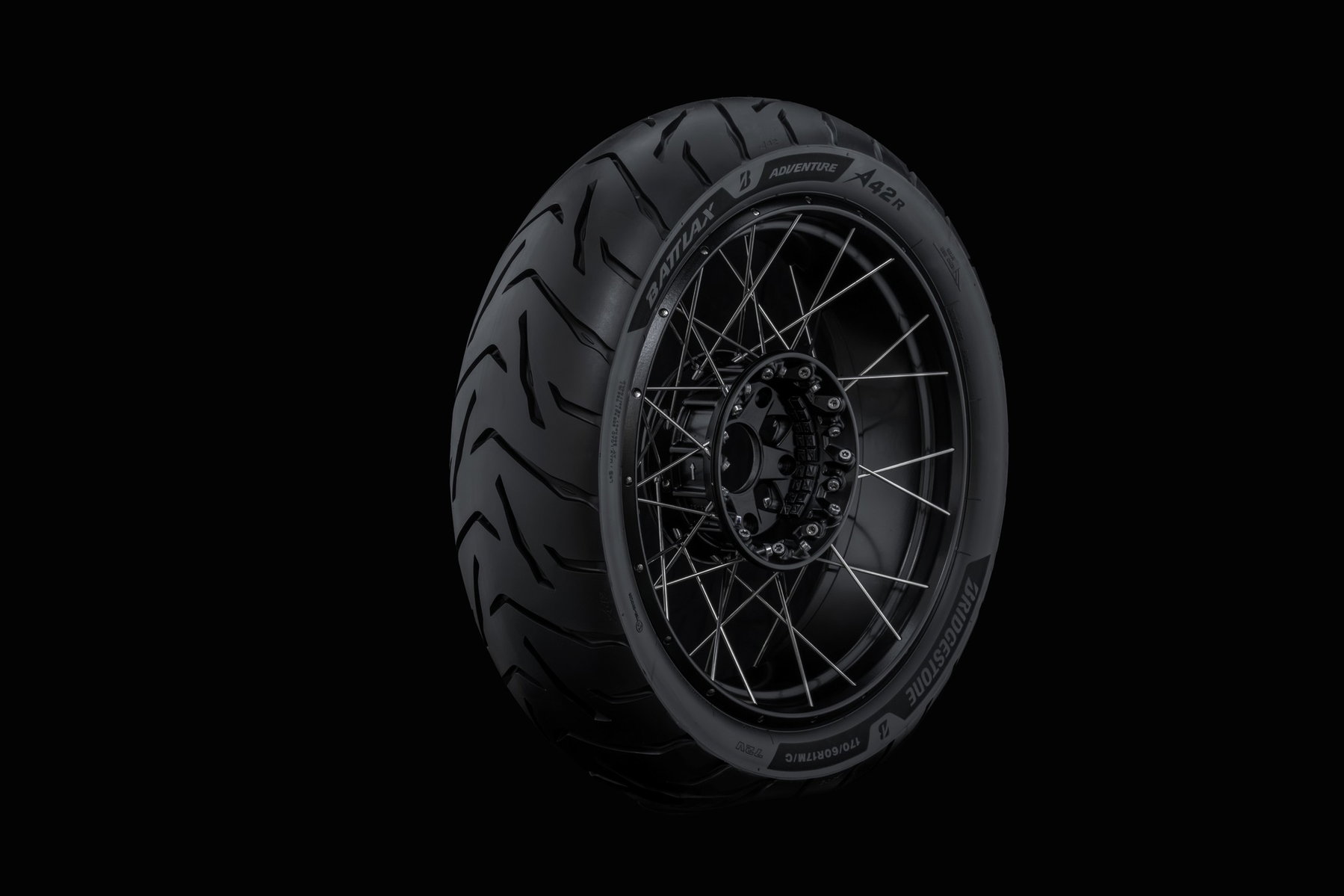 Bridgestone Battlax Adventure A42 Hinterreifen – Studioaufnahme auf schwarzem Speichenrad vor dunklem Hintergrund