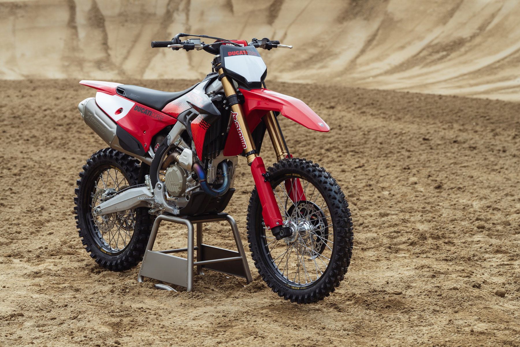 Desmo450 MX 2027: What Ducati Changes After Its First Racing Season 3 Ducati Desmo450 MX Factory 2027 – Dreiviertelansicht von vorn rechts in Ducati-Corse-Lackierung 2027 mit Kashima-Extra-Dark-Gabel auf Sandpiste