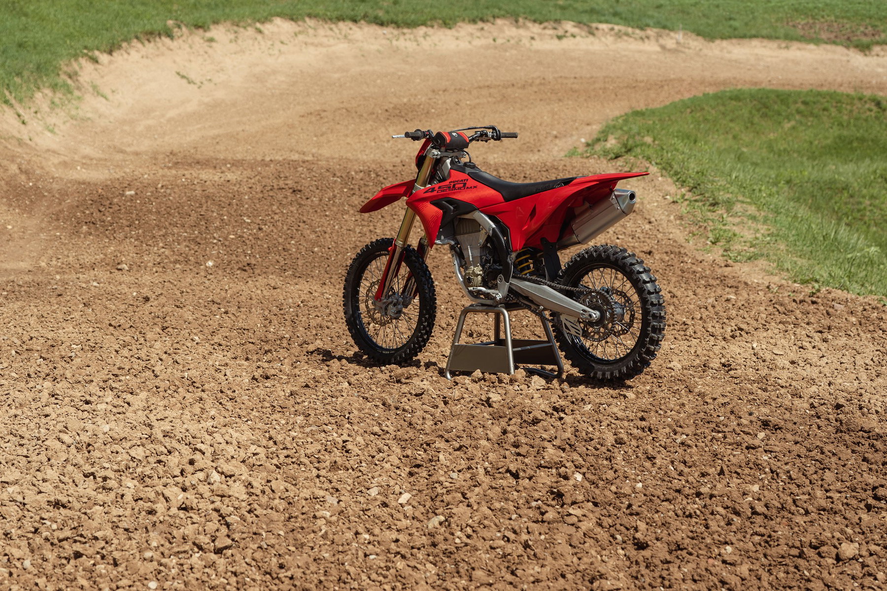Desmo450 MX 2027: What Ducati Changes After Its First Racing Season 5 Ducati Desmo450 MX 2027 – Dreiviertelansicht von vorn links in Ducati Red mit schwarzen Logos in einer Motocross-Kurve