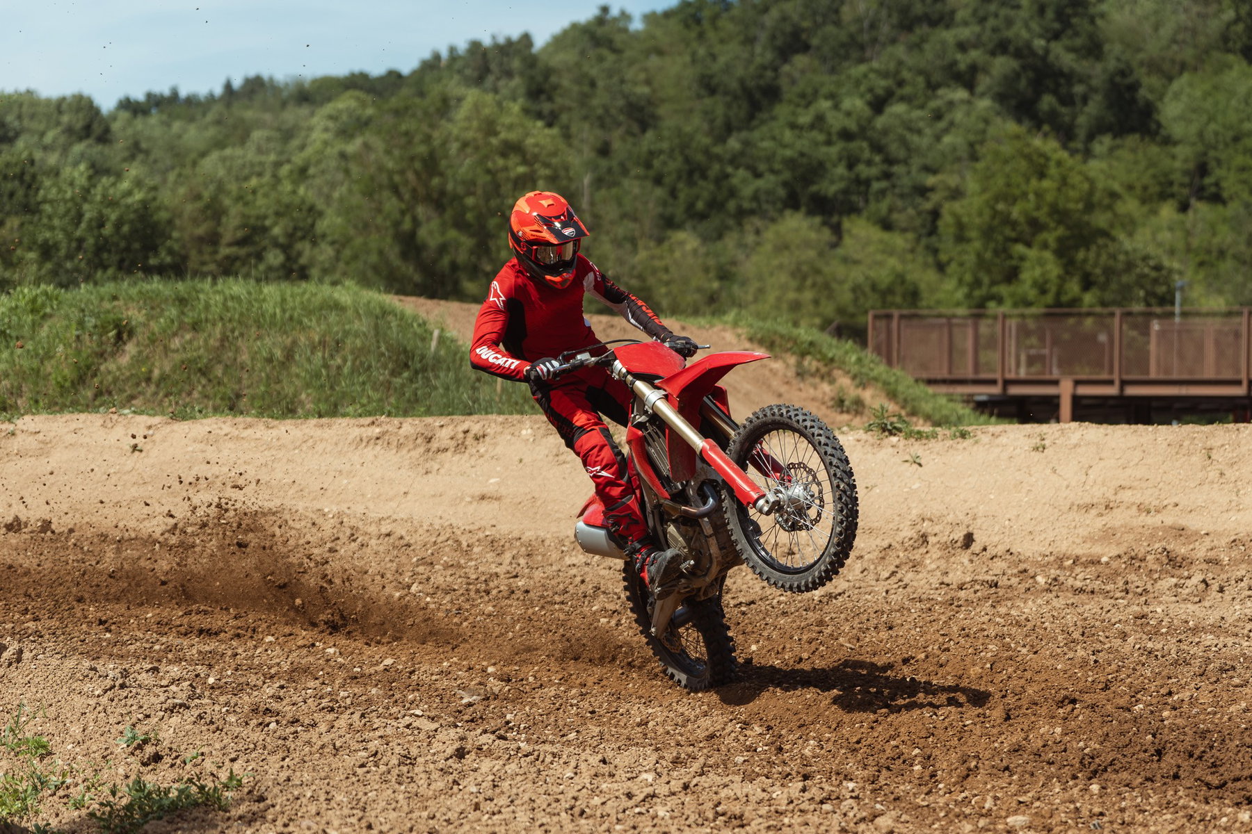 Desmo450 MX 2027: What Ducati Changes After Its First Racing Season 1 Ducati Desmo450 MX 2027 – Fahrer beim Herausbeschleunigen aus einer Kurve mit angehobenem Vorderrad