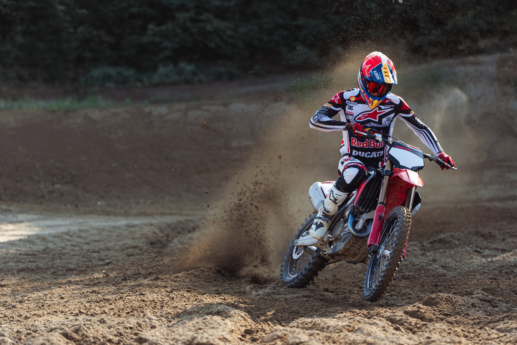 Desmo450 MX 2027: What Ducati Changes After Its First Racing Season 4 Ducati Desmo450 MX Factory 2027 – Fahrer in Red-Bull-Ducati-Teamkleidung beim Herausbeschleunigen aus einer staubigen Kurve, Frontansicht