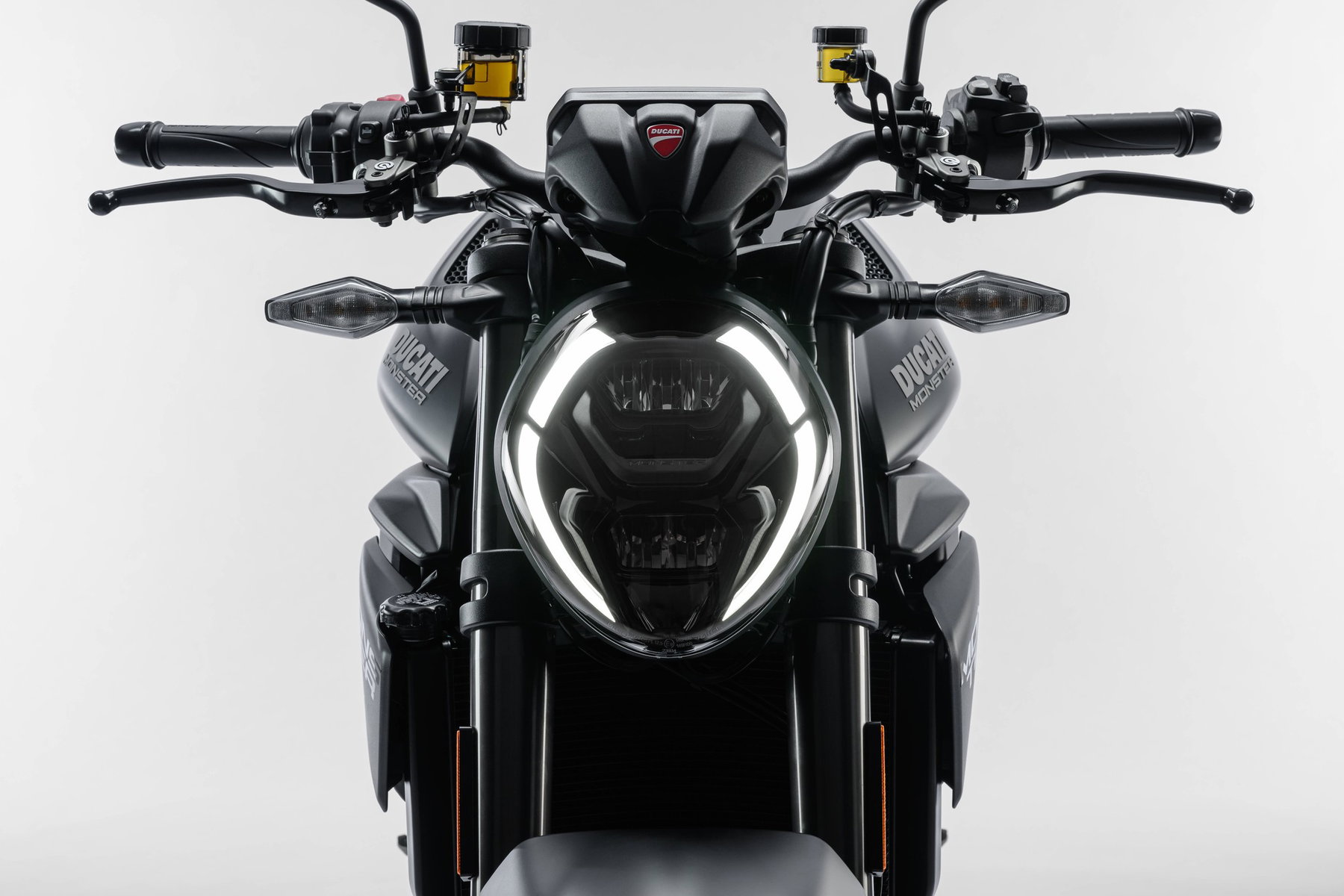 Ducati Monster Dark: Die günstigste Monster spart am Quickshifter 5 Ducati Monster Dark 2027 – Frontansicht mit rundem LED-Scheinwerfer und Tagfahrlicht-Ring, statischen Blinkern und Lenker