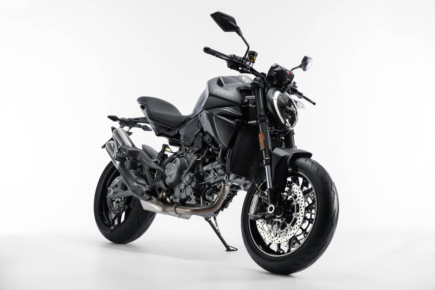 Ducati Monster Dark: Die günstigste Monster spart am Quickshifter 6 Ducati Monster Dark 2027 – Dreiviertelansicht von vorn links auf dem Seitenständer im Studio