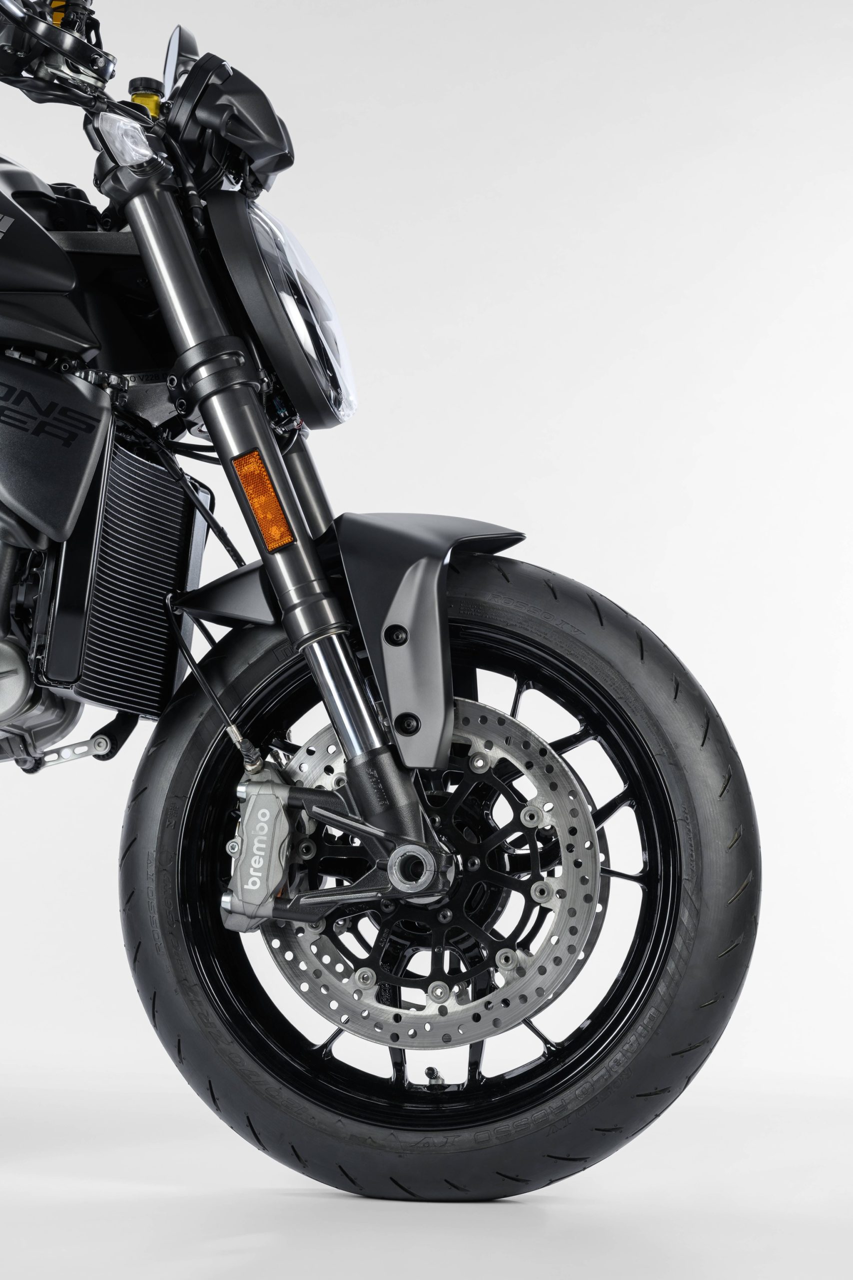 Ducati Monster Dark: Die günstigste Monster spart am Quickshifter 4 Ducati Monster Dark 2027 – Vorderrad mit schwarzer Felge, Brembo-Bremssätteln, 320-mm-Scheiben und Showa-Upside-down-Gabel