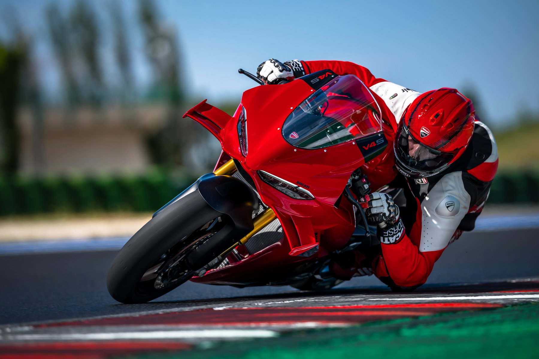 2027 Ducati Panigale V4: More Revs, Softer Frame, Higher Price 6 Ducati Panigale V4 S 2027 – in Ducati-Rot in tiefer Schräglage mit Knie am Boden auf der Rennstrecke