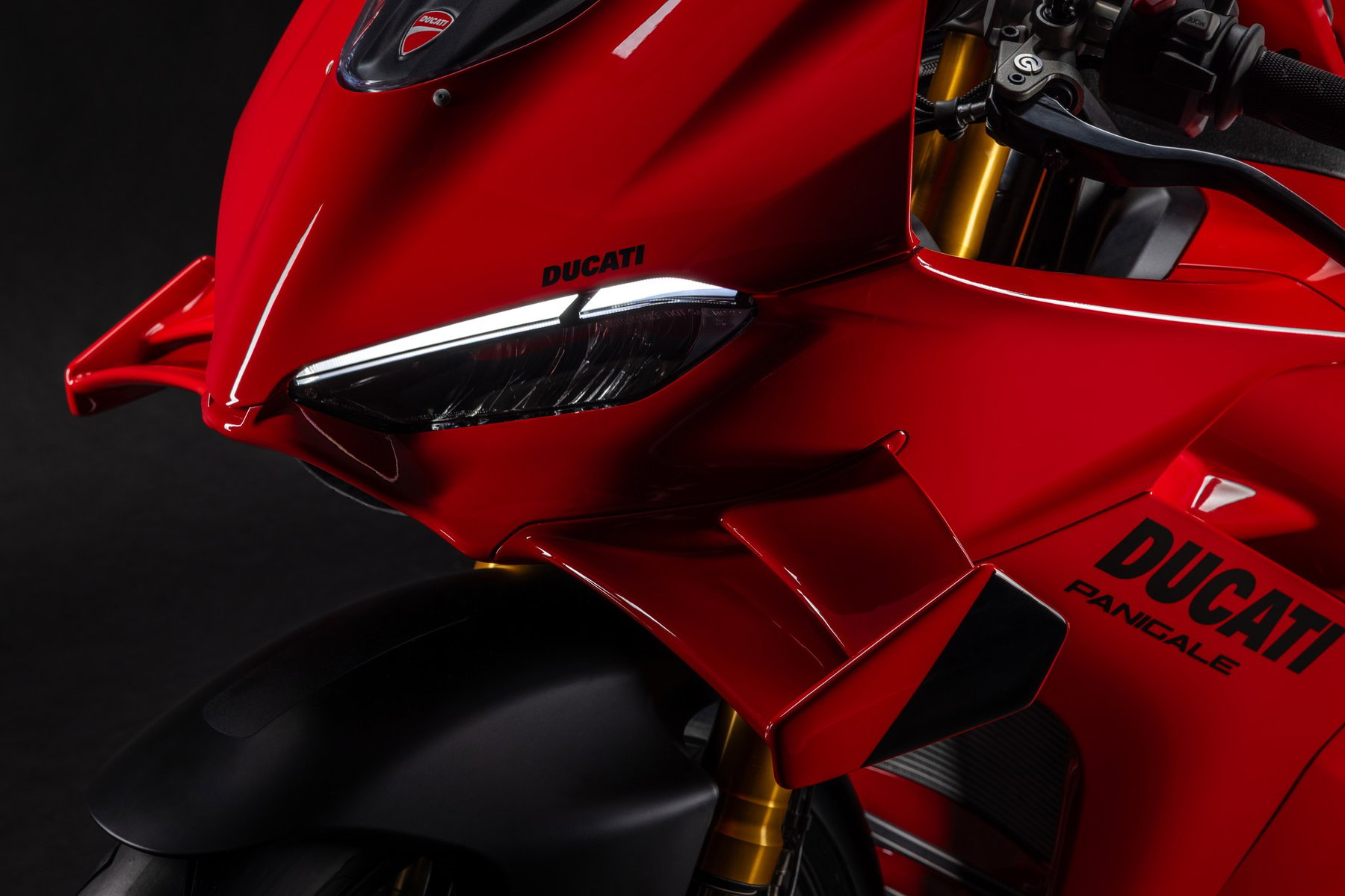 2027 Ducati Panigale V4: More Revs, Softer Frame, Higher Price 1 Ducati Panigale V4 S 2027 – Front mit LED-Scheinwerfer, Winglets und Öhlins-Gabel in Halbprofil