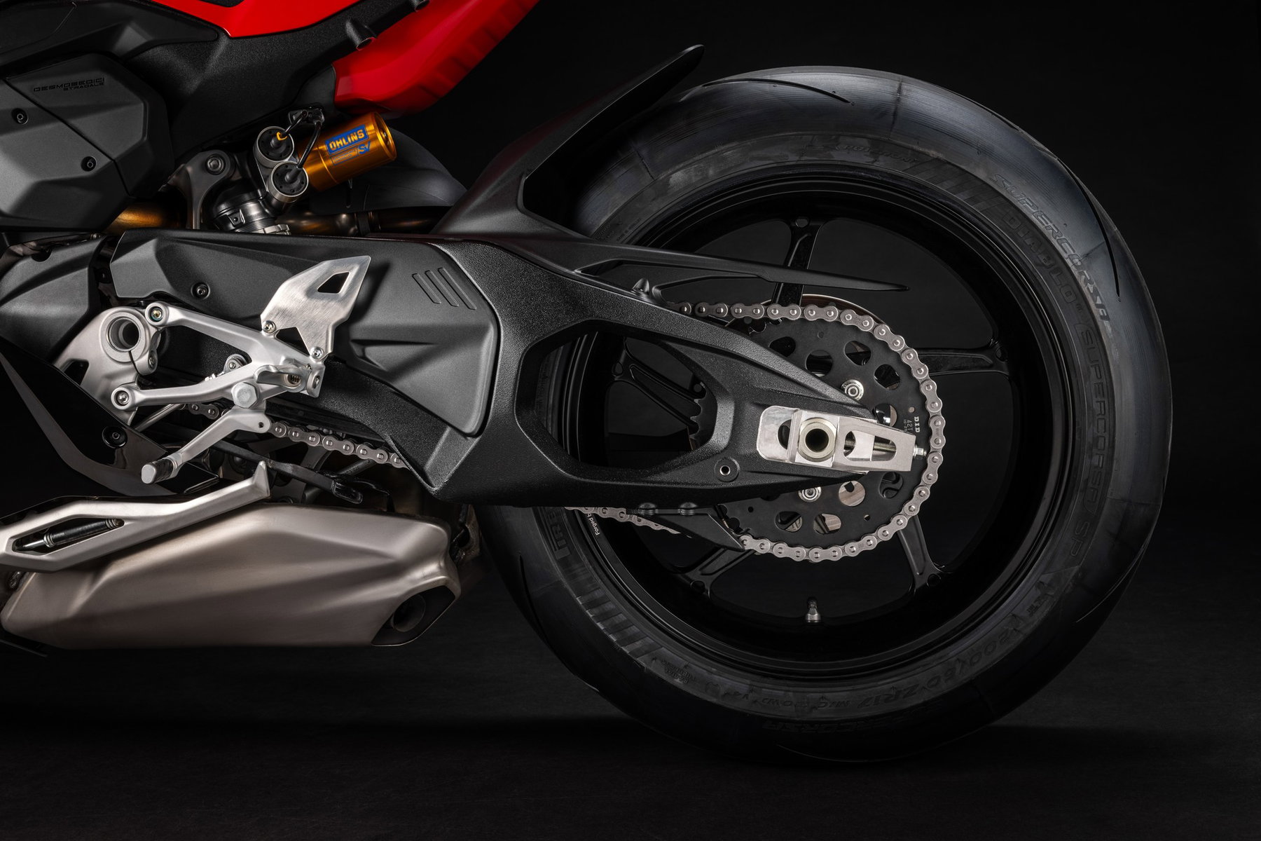 2027 Ducati Panigale V4: More Revs, Softer Frame, Higher Price 2 Ducati Panigale V4 S 2027 – Zweiarmschwinge aus Aluminium mit Aussparung, Kette, Öhlins-Federbein und geschmiedetem Hinterrad