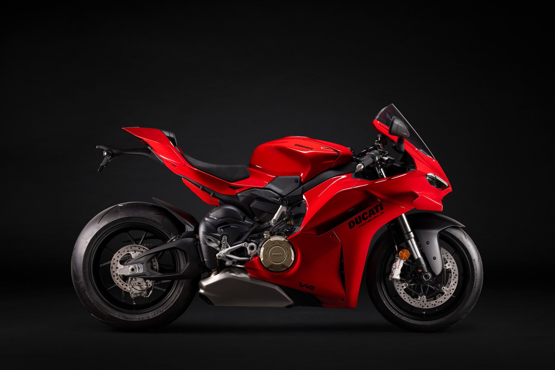2027 Ducati Panigale V4: More Revs, Softer Frame, Higher Price 5 Ducati Panigale V4 2027 – in Ducati-Rot, Seitenansicht rechts im dunklen Studio