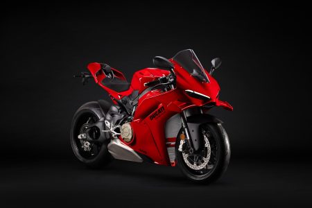 Ducati Panigale V4 2027 – in Ducati-Rot, Dreiviertelansicht von vorne rechts im dunklen Studio