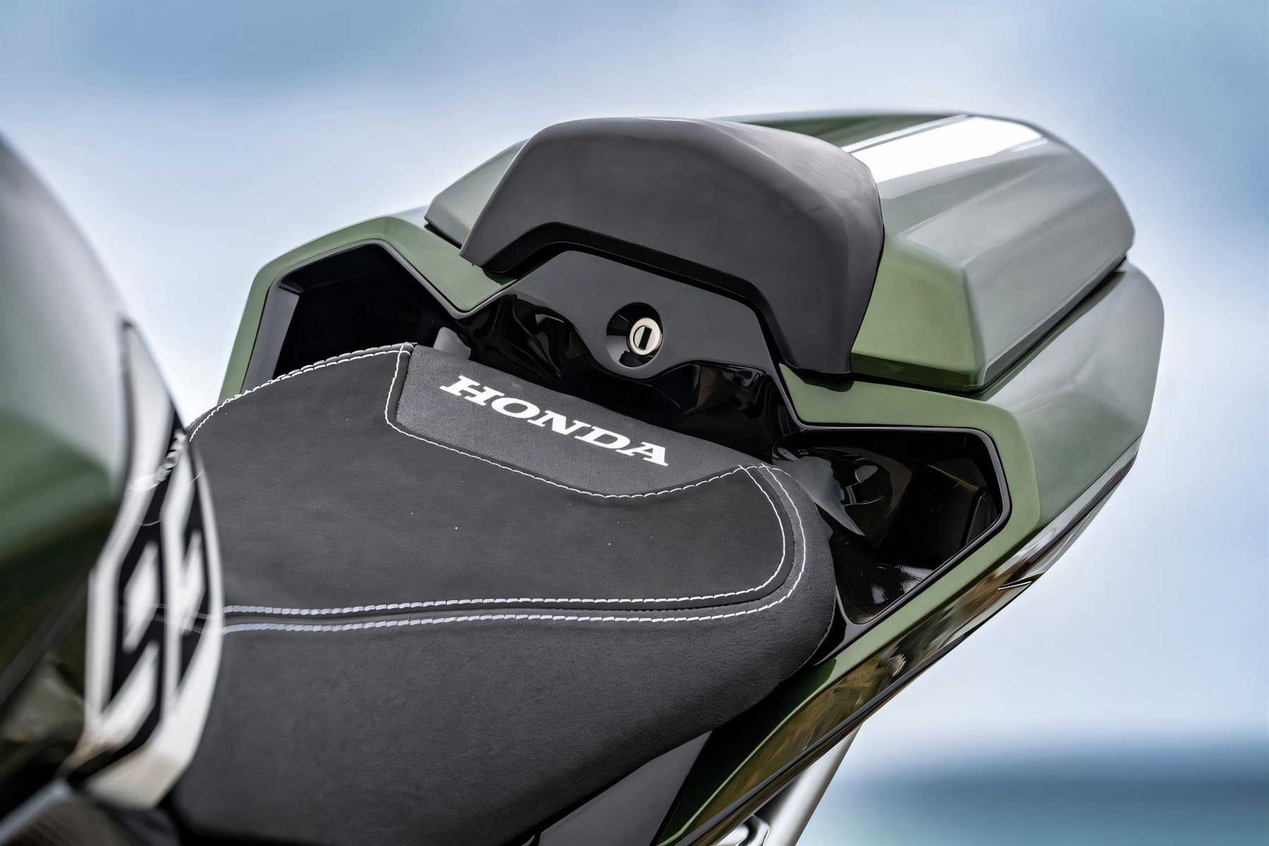 Honda Hornet Mugen: Carbon, Brembo und eine 93 für Marc Márquez 5 Honda CB750 Hornet Mugen 2026 – Heck mit grüner Soziusabdeckung, Sitzbank mit Honda-Schriftzug und Startnummer 93