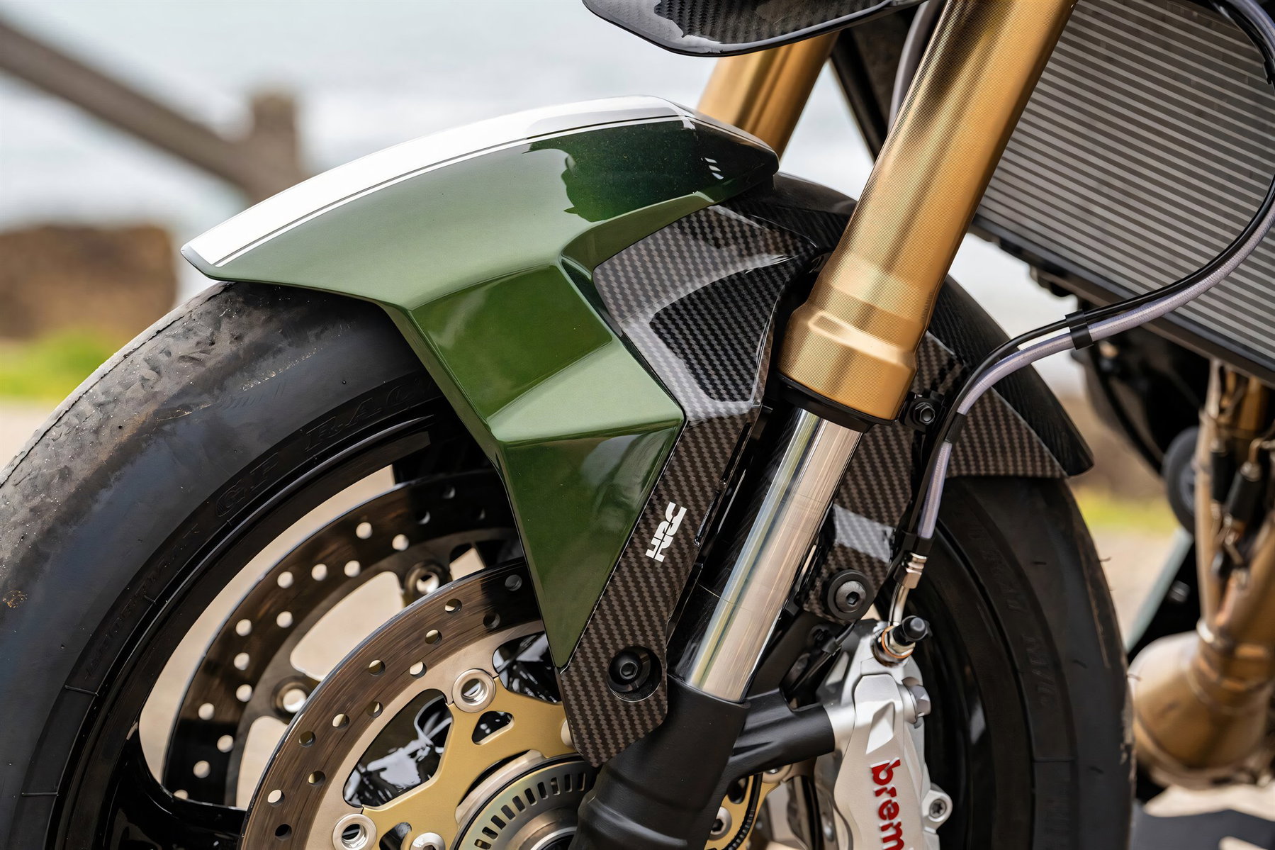 Honda Hornet Mugen: Carbon, Brembo und eine 93 für Marc Márquez 4 Honda CB750 Hornet Mugen 2026 – Brembo-Bremssattel, goldene Gabel und Carbon-Verkleidung am Vorderrad