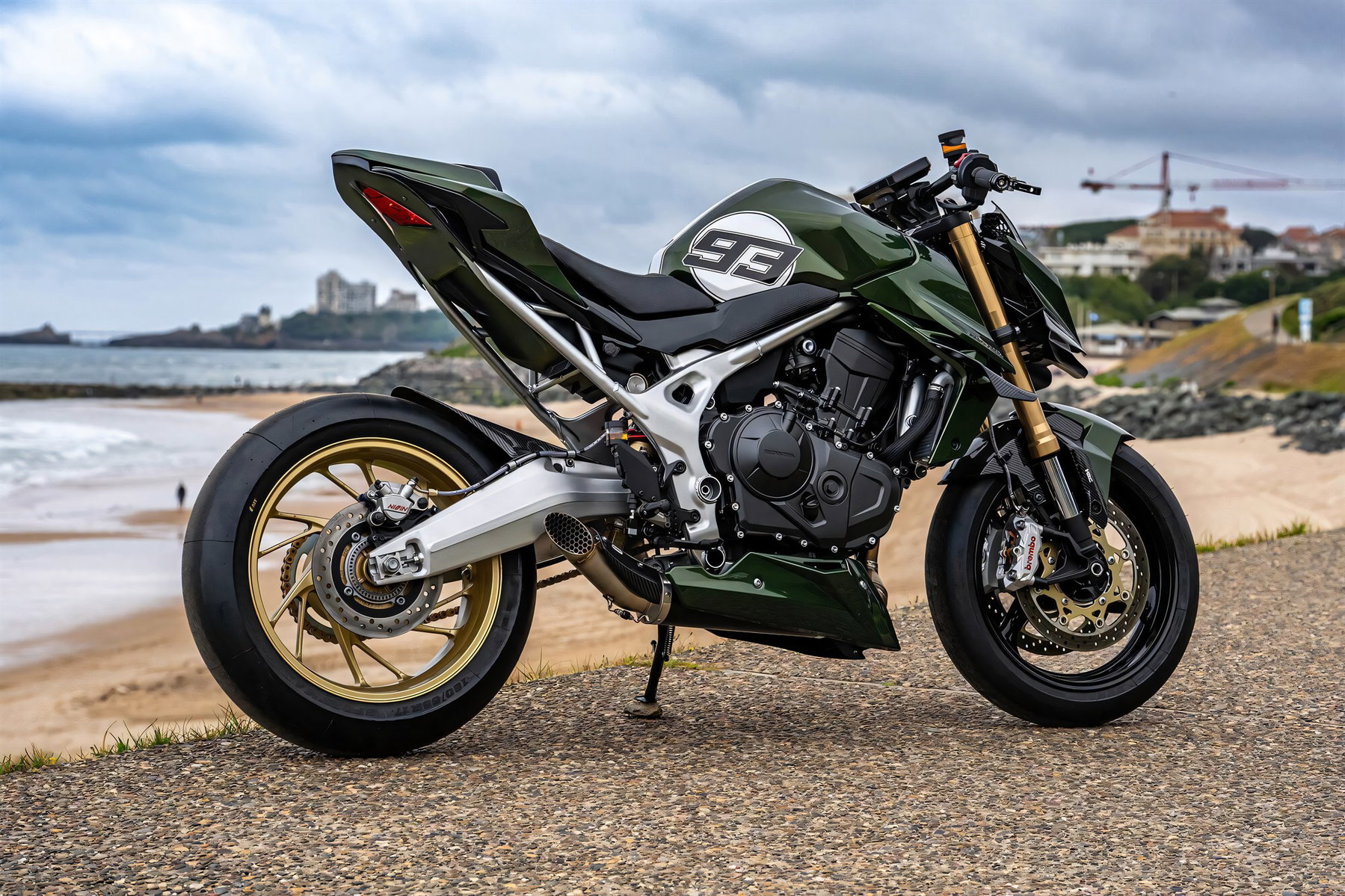 Honda Hornet Mugen: Carbon, Brembo und eine 93 für Marc Márquez 1 Honda CB750 Hornet Mugen 2026 – Seitenansicht rechts der grünen Mugen an der Atlantikküste