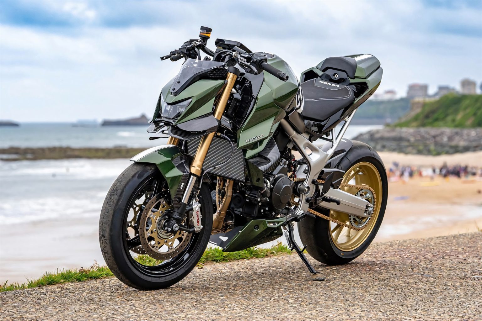 Honda Hornet Mugen: Carbon, Brembo und eine 93 für Marc Márquez Honda CB750 Hornet Mugen 2026 – Dreiviertel-Frontansicht links der grünen Mugen an der Küste