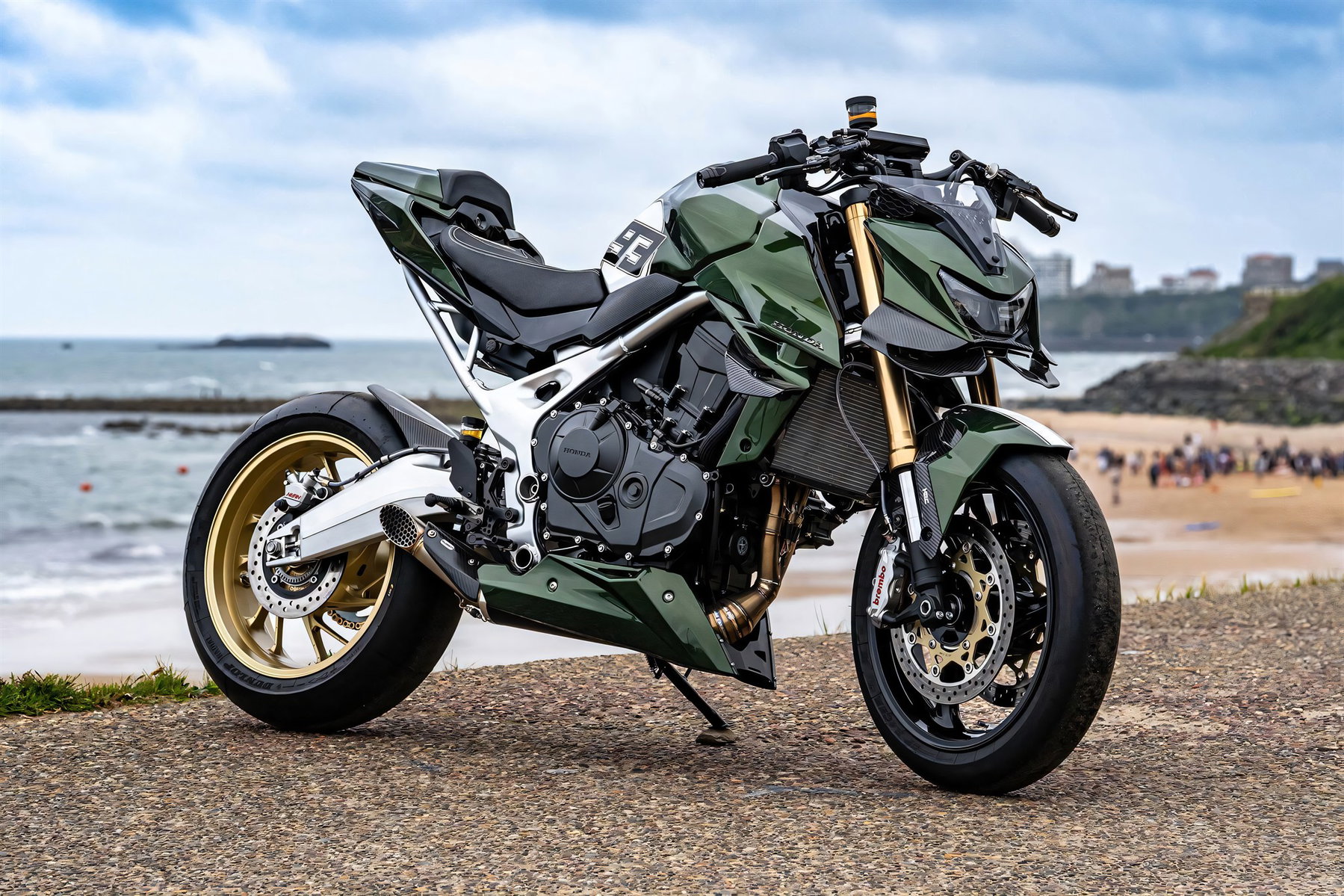 Honda Hornet Mugen: Carbon, Brembo und eine 93 für Marc Márquez 6 Honda CB750 Hornet Mugen 2026 – Seitenansicht links der grünen Mugen vor Strand und Meer
