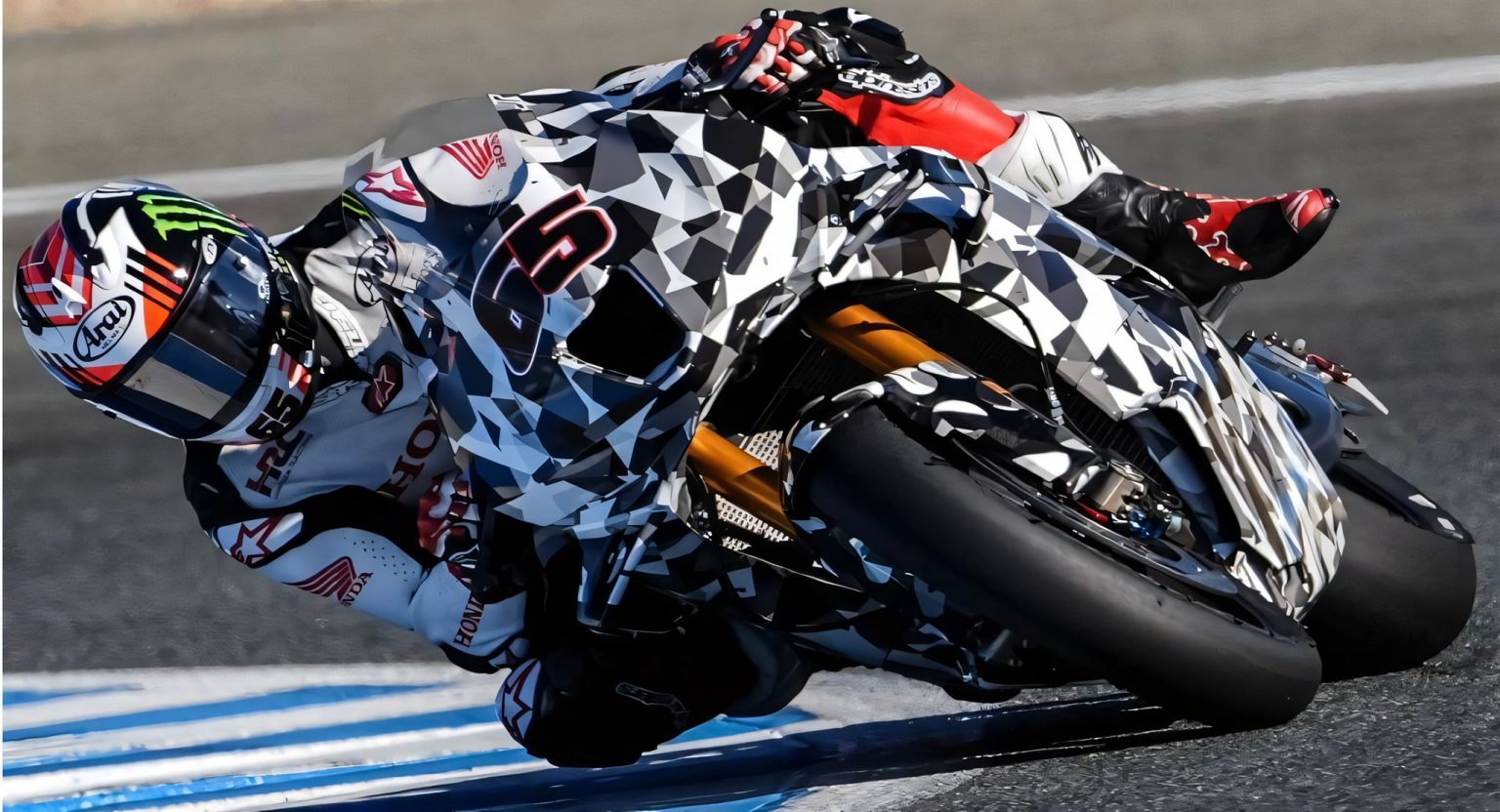 Getarnte Honda CBR1000RR-R Fireblade 2027 mit Jonathan Rea (#65) in Schräglage in einer Linkskurve in Jerez, schwarz-weiße Camouflage-Verkleidung