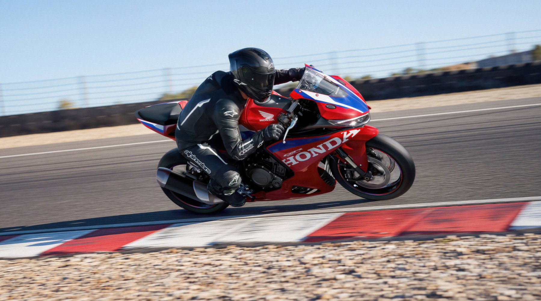 Honda CBR500R FOUR 2027 in Ignition Red Tricolour in tiefer Schräglage, Fahrer mit Knie am Boden
