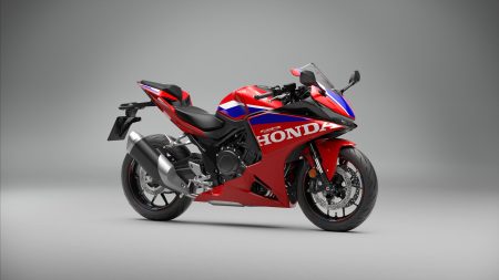 Honda CBR500R FOUR 2027 in Ignition Red Tricolour – Studioaufnahme, Dreiviertelansicht von vorne rechts