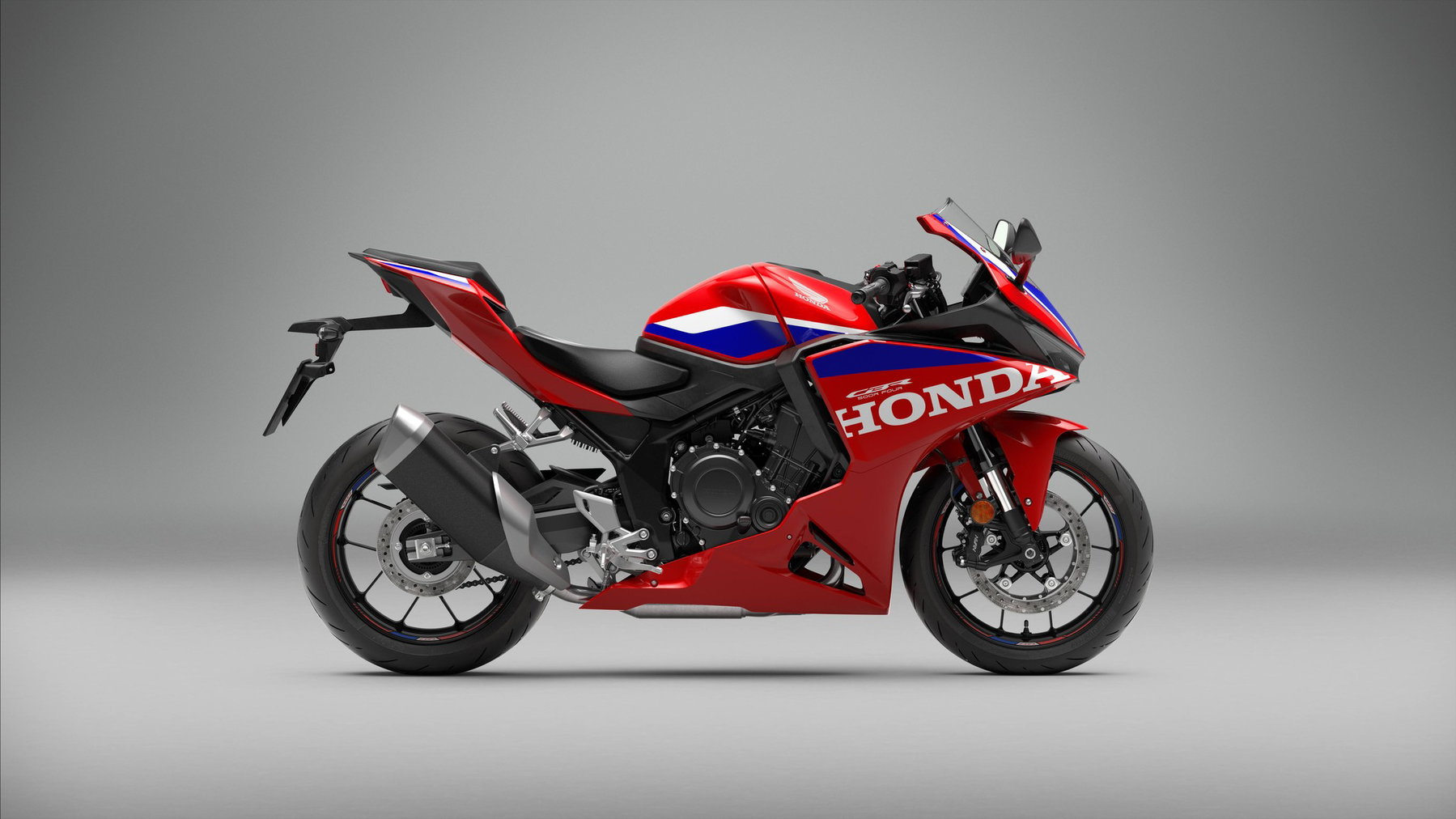 Honda CBR500R FOUR 2027 in Ignition Red Tricolour – Studioaufnahme, Seitenansicht von rechts