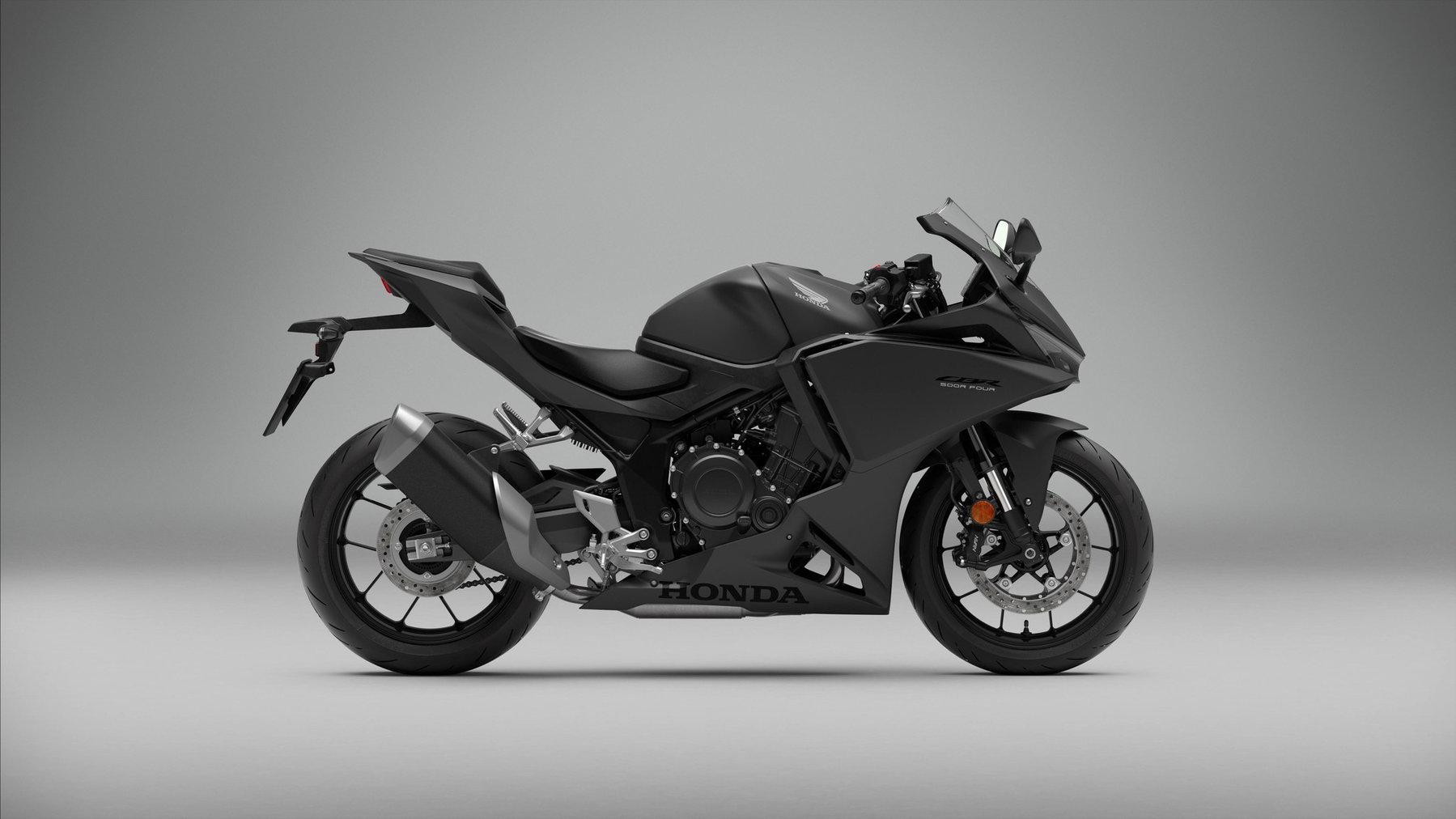 Honda CBR500R FOUR 2027 in Mat Ballistic Black Metallic – Studioaufnahme, Seitenansicht von rechts