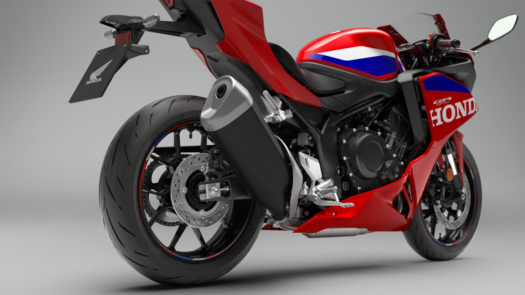 Honda CBR500R FOUR 2027 in Ignition Red Tricolour – Heckpartie mit Schalldämpfer, Aluminiumschwinge und Hinterrad