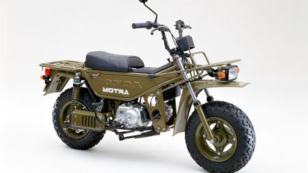 Honda CT50 Motra 1982 – olivgrüne Motra in Dreiviertelansicht von vorn, Studioaufnahme