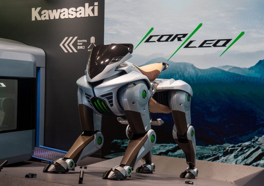 Kawasaki CORLEO, wasserstoffbetriebenes vierbeiniges Robotic Multi-legged Vehicle (RMV), auf einer Ausstellungsfläche vor CORLEO-Schriftzug