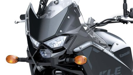 Kawasaki KLE 500 2026 – Front mit Rallye-Verkleidung, LED-Scheinwerfern und transparentem Windschild in Schwarz