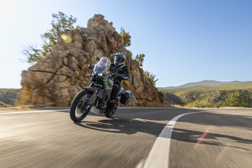 Kawasaki KLE 650 offiziell: Mehr Reise als Rallye trotz 21-Zoll-Vorderrad 4 Kawasaki KLE650 SE mit Seitenkoffern in Schräglage in einer Kurve vor einem Felsen