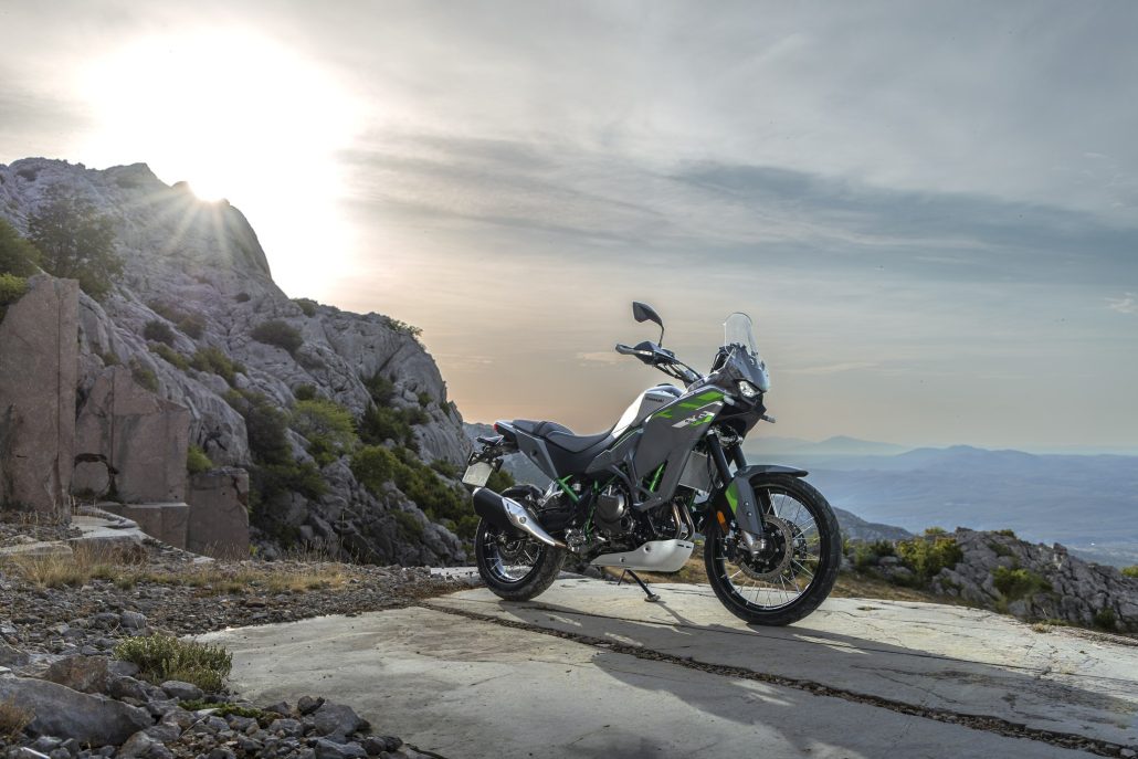 Kawasaki KLE 650 offiziell: Mehr Reise als Rallye trotz 21-Zoll-Vorderrad 7 Kawasaki KLE650 SE in Pearl Storm Gray abgestellt an einem Aussichtspunkt in den Bergen bei Gegenlicht